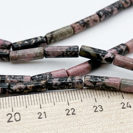 Родонит бусины, размер около 13,5*4 мм, цена за 13-14 шт (1/2 нити)