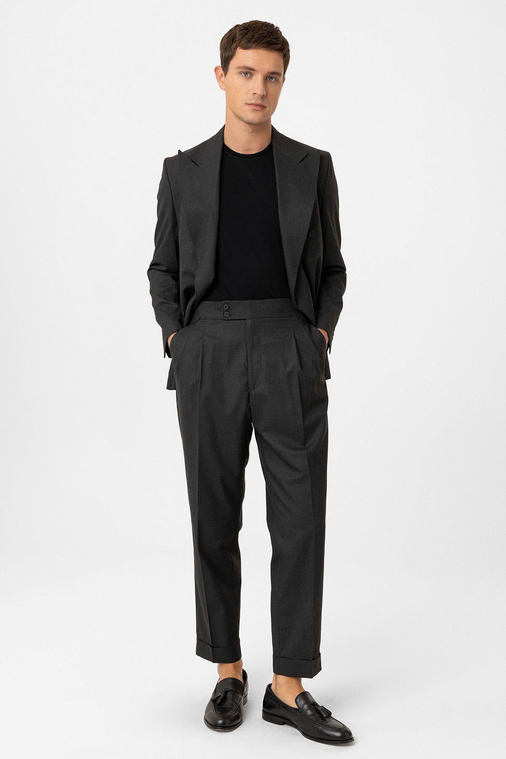 Костюм мужской классический двубортный серого цвета брюки с подворотом.