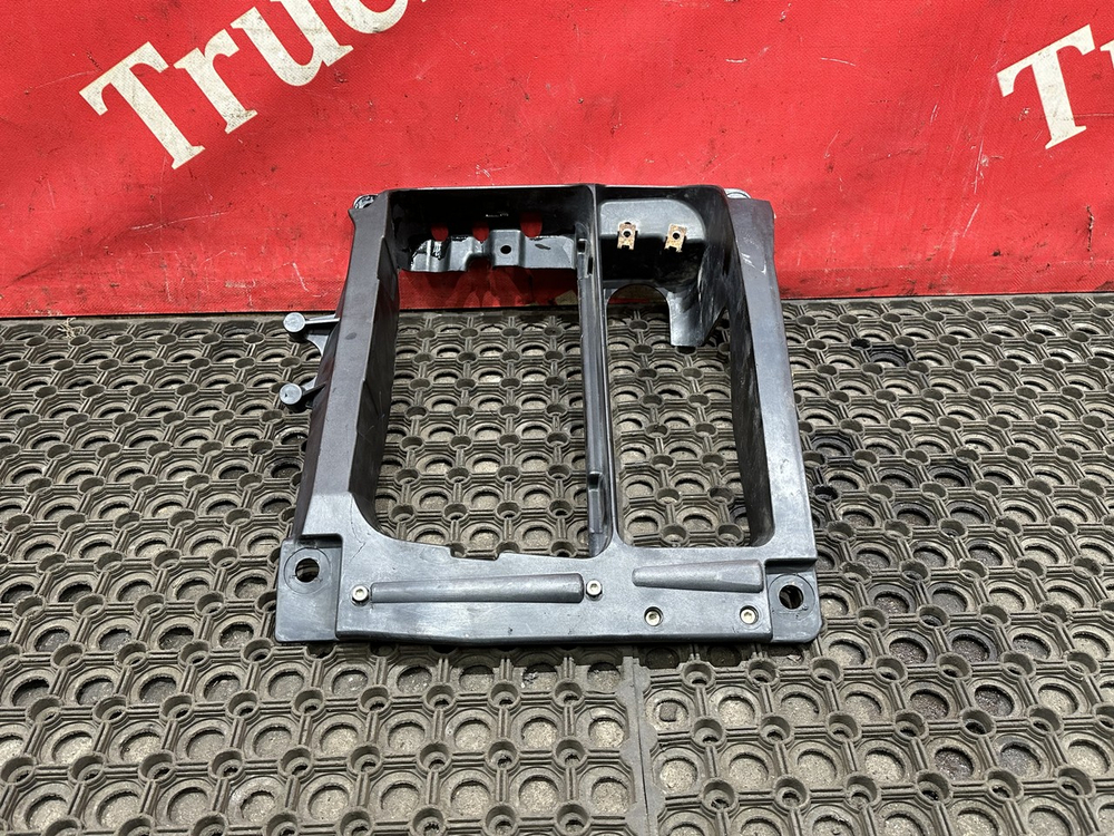 Кронштейн фары левой