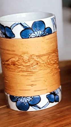 Кружка большая фарфоровая без ручки с берестой. Коллекция Log (Бревно) и Синие Дулевские Цветы.