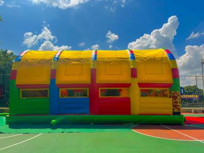 Коммерческий надувной батут «Страна Сафария 2» с крышей, 10x5x5 м.