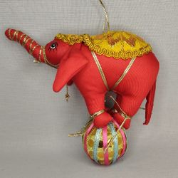 Ёлочная игрушка Слон на шаре