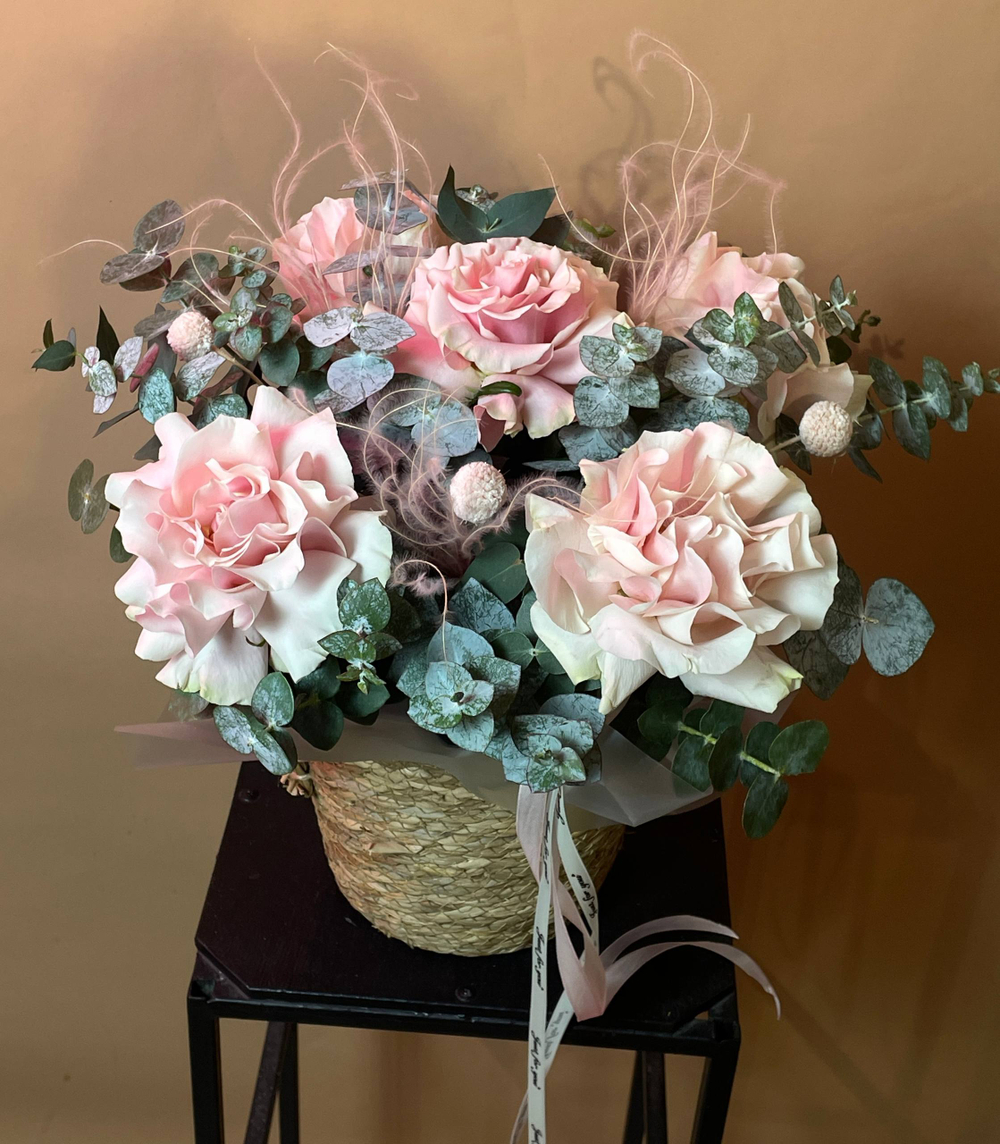 Кашпо с французскими розами и эвкалиптом