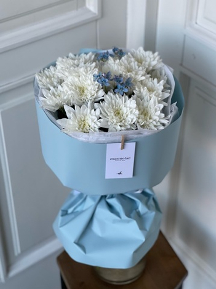 Букет с незабудками в голубом оформлении