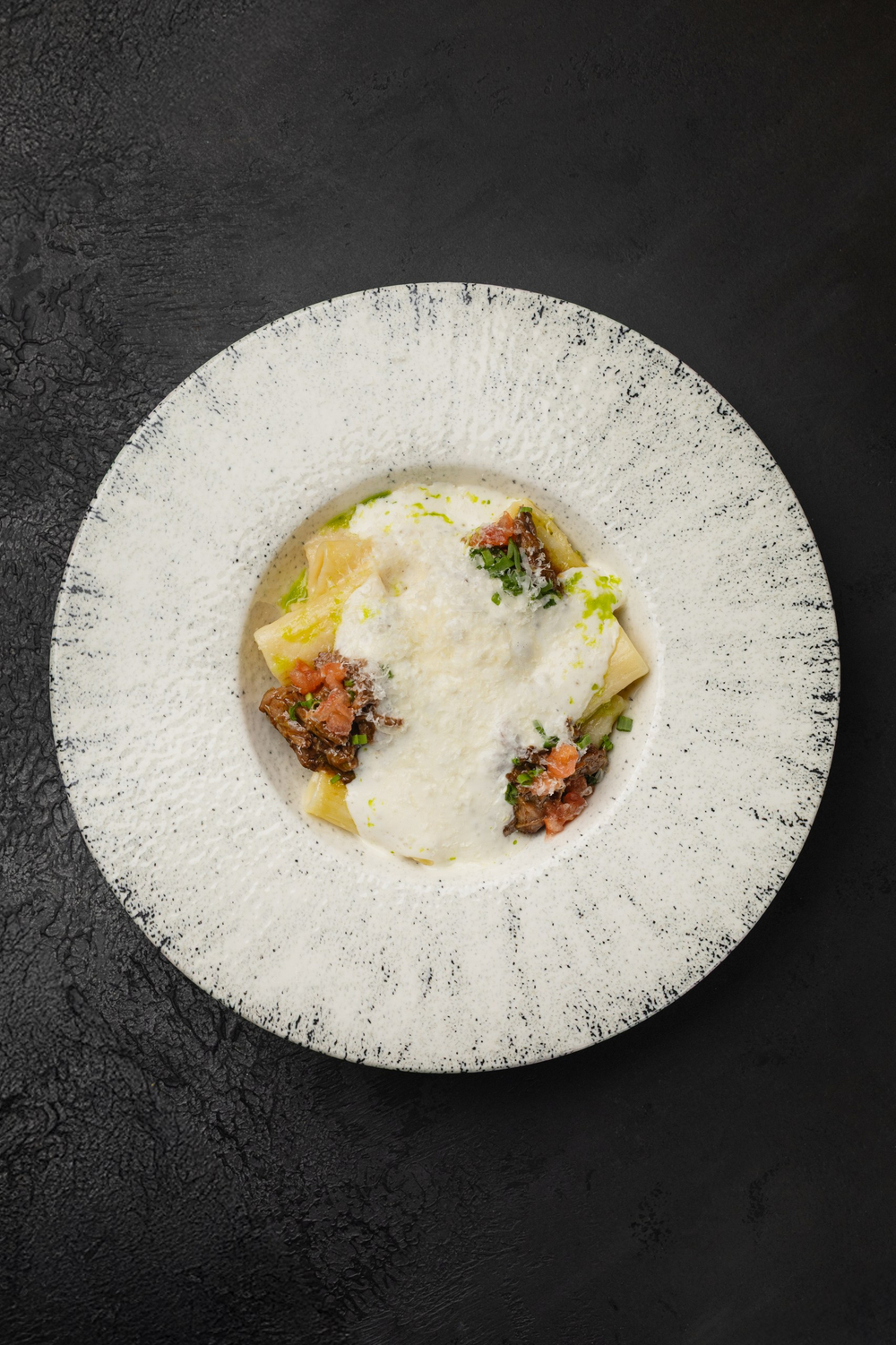 Паста Ригатони с говяжьим ребром и с муссом пармезан