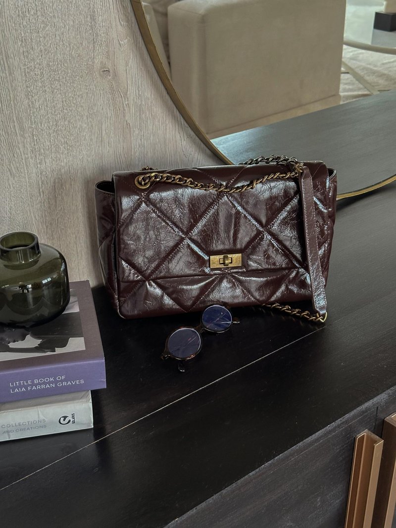 KELLY M горький шоколад - небольшой дефект кожи 47