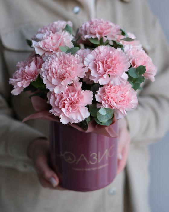 Композиция в шляпной коробке с диантусами