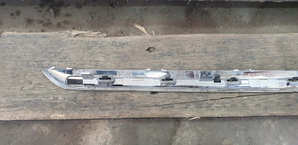 Молдинг решетки радиатора Mercedes E (W213) 16-20 Б/У Оригинал A2138880373