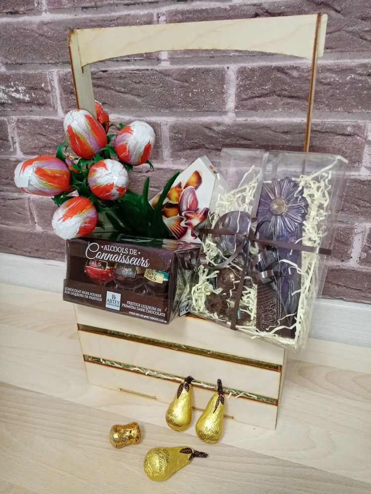 Набор конфет Что подарить коллеге? Подарочный набор с шоколадными тюльпанами