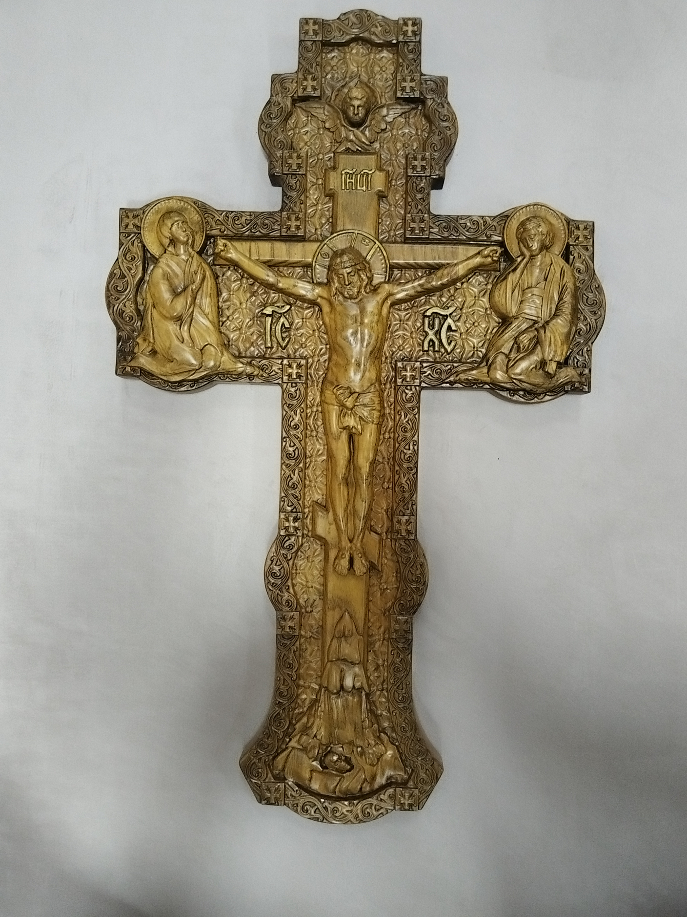 Деревянное распятие: значение и помощь молящимся