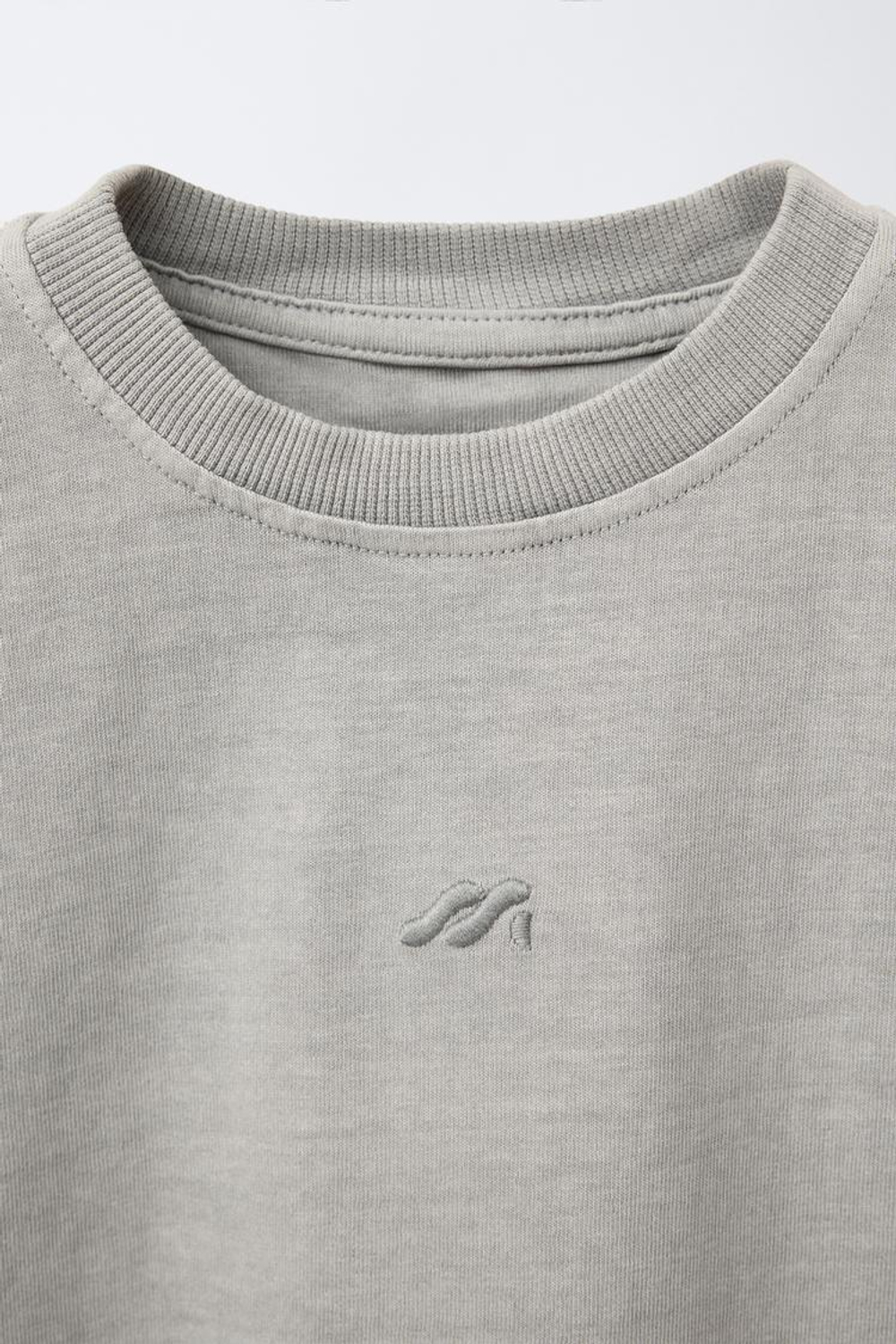 ZARA ФУТБОЛКА GARMENT DYE С ВЫШИТЫМ ЛОГОТИПОМ, БЕЖЕВЫЙ