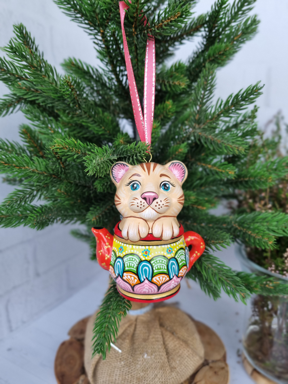Котик в чайнике ёлочная игрушка из фарфора