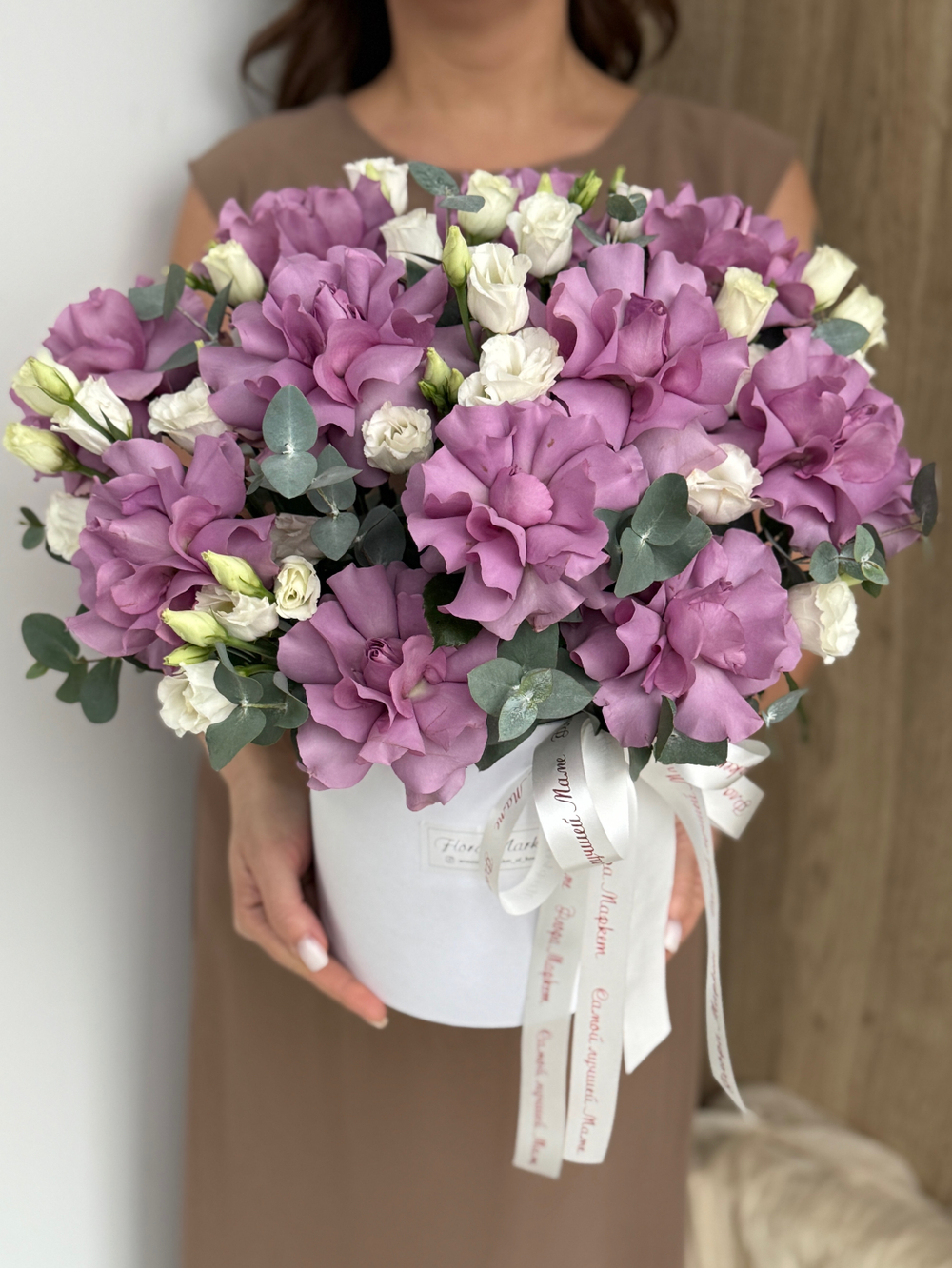 Роскошная композиция "Для Мамы" из французских сиреневых роз, нежной эустомы и эвкалипта от Флора Маркет