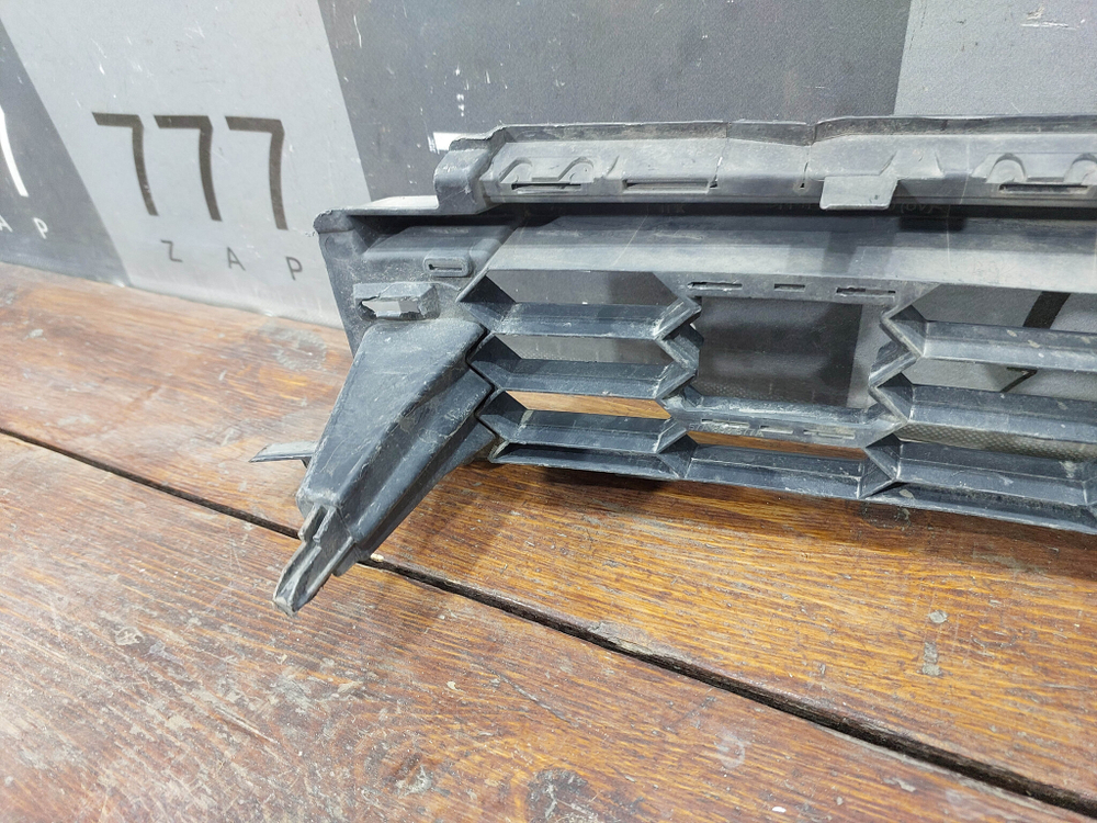 Решетка переднего бампера Skoda Karoq 17-нв Б/У Оригинал 57A853677A