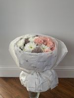 Букет из хризантем, кустовых пионовидных роз и блестящей скиммии