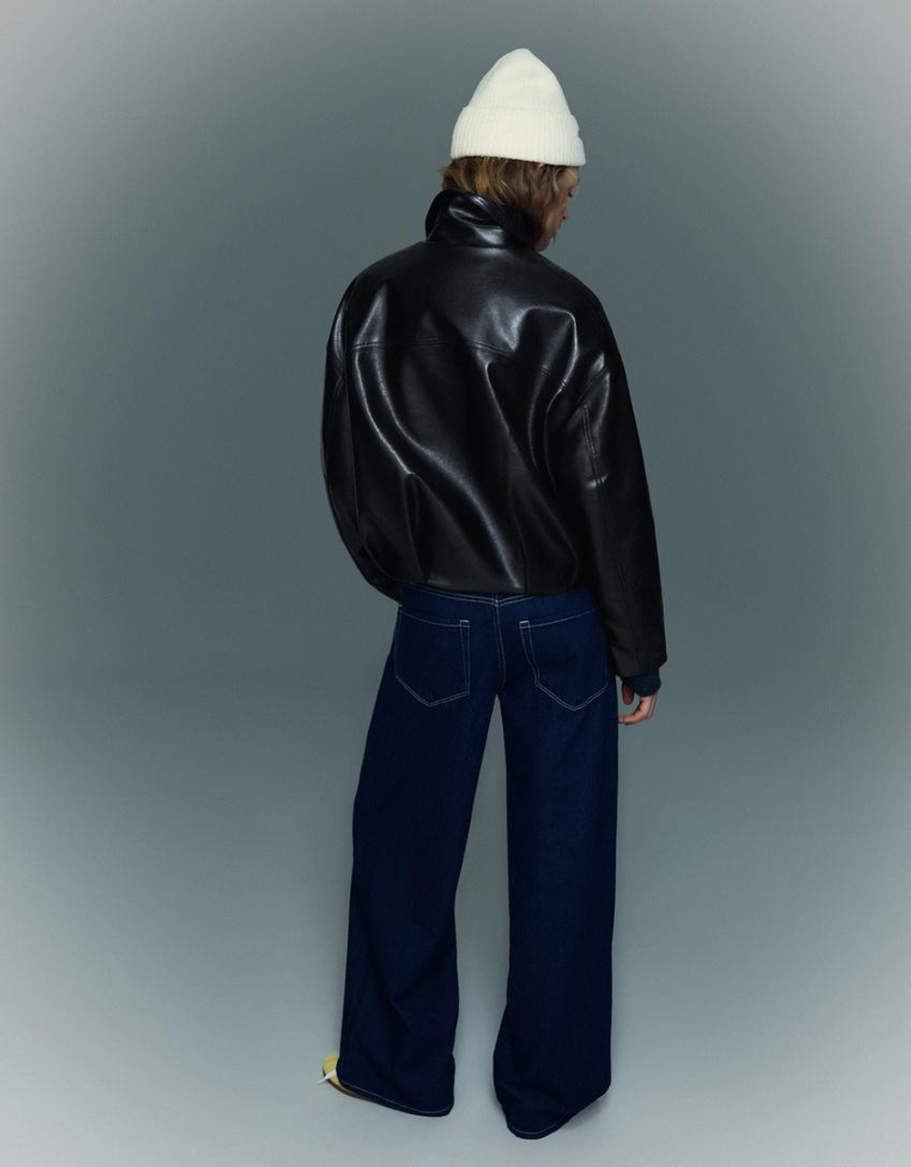 BERSHKA Бомбер из искусственной кожи с поясом, черный