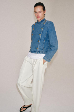 ZARA ДЖИНСОВАЯ КУРТКА С ПОДПЛЕЧНИКАМИ — ZW COLLECTION, ЛИНЯЛЫЙ СИНИЙ
