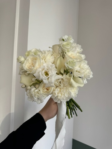 Свадебный букет из калл, диантусов, одноголовых роз,лизиантуса и маттиолы