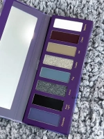 Narimi Black Ash Holographic Eyeshadow Palette