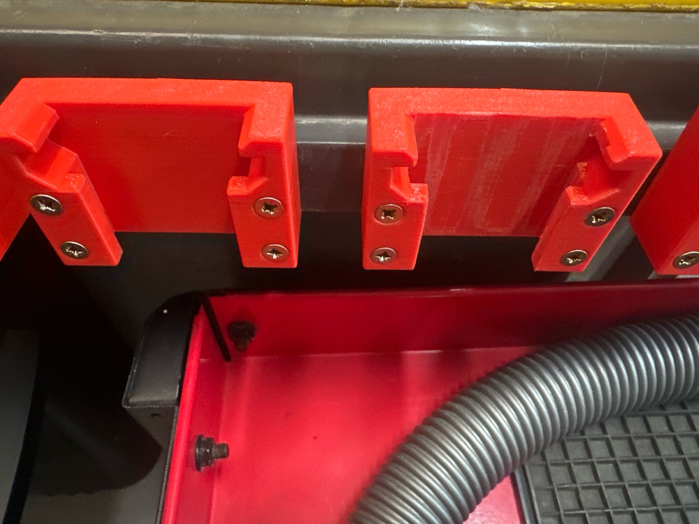 Держатель для аккумулятора Milwaukee M18 2 шт + комплект крепежа.