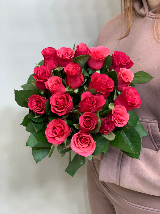 Букет 19 роз Кения 40 в ленте розовые