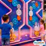 Интерактивная игровая стена «Шестерёнки вселенной», 2,44×0,5×2,44 м