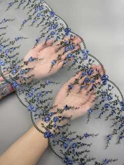 Вышивка на сетке молочная с васильковым и темно-зеленым ширина 23.5 см ОТРЕЗЫ