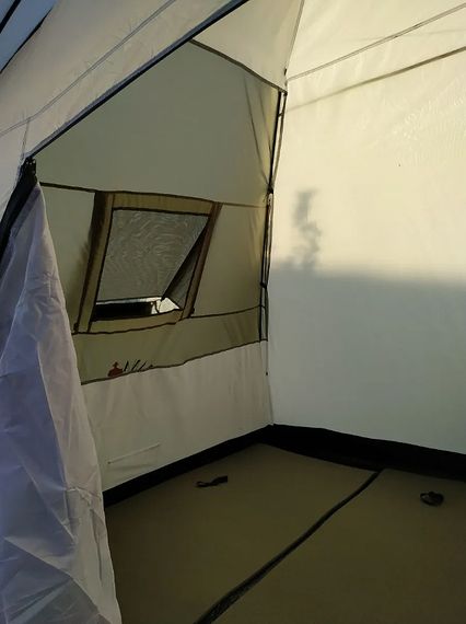 Палатка Indiana PEAK 4, окно в спальне.