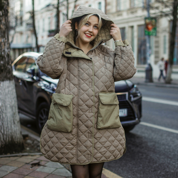 Стёганная куртка Fly цвета беж, удобные карманы и капюшон , качественная прошивка .Пр-во Италия . Размеры s,m,l