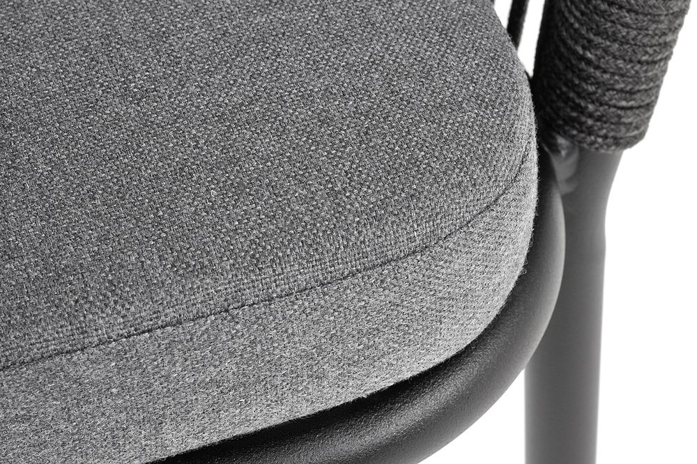 "Марсель" стул плетеный из роупа, каркас алюминий черный муар, роуп темно-серый круглый, ткань темно-серая 027