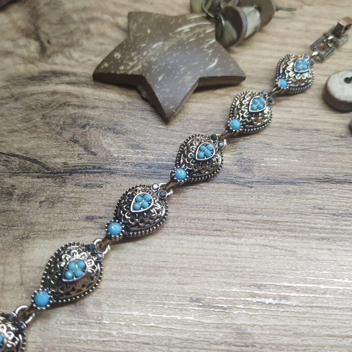 Браслет Vogue Капля стразы графитовые бусинки голубые металл золотистый на красном бархате