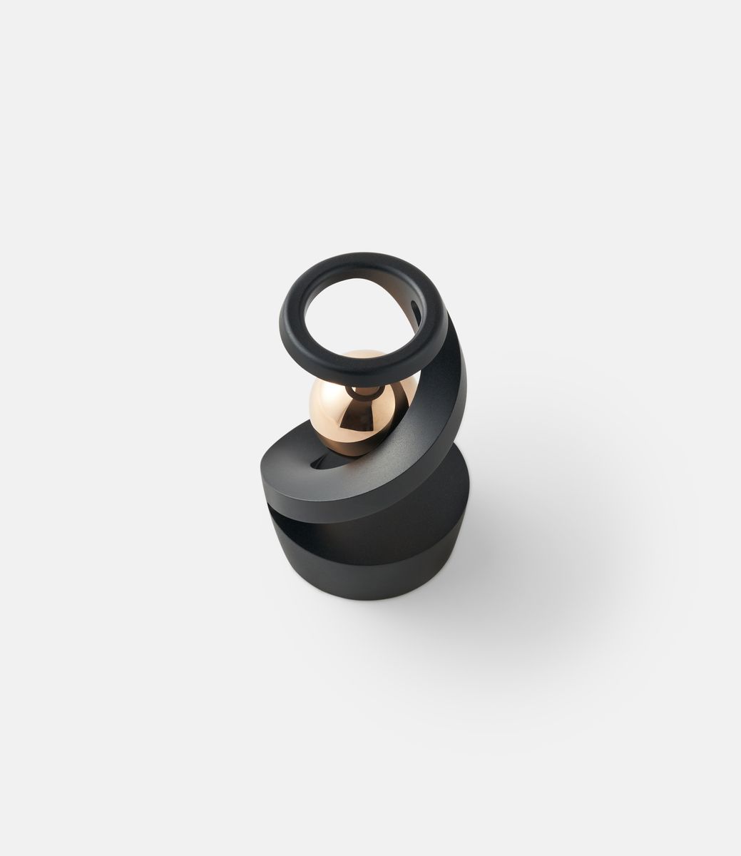 Mezmoglobe Luna Black — кинетическая настольная скульптура