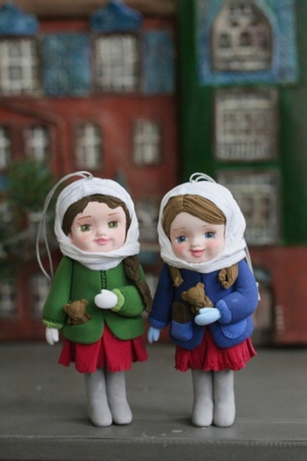 Елочная игрушка Девочка в зеленом пальто и в платочке.