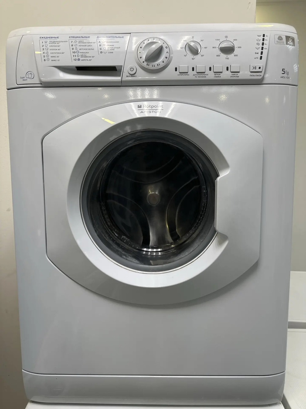 Стиральная машина Hotpoint Ariston ARSL 105 б/у фронтальная 5 кг до 1000об/мин