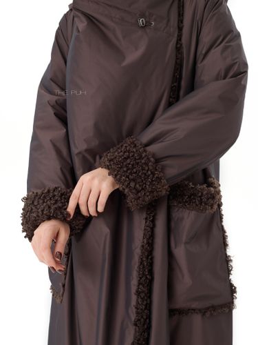 Утепленное шоколадное пальто с эко-мехом