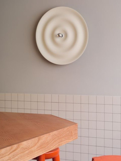 Современный настенный светильник с плавными волнообразными формами