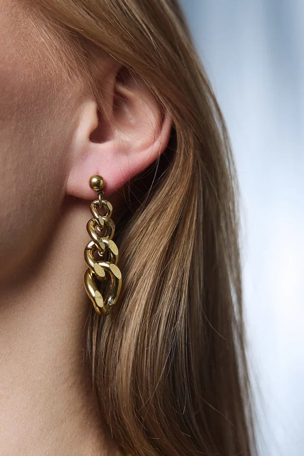 Серьги пусеты шарик и цепи из разных звеньев, оттенок золото