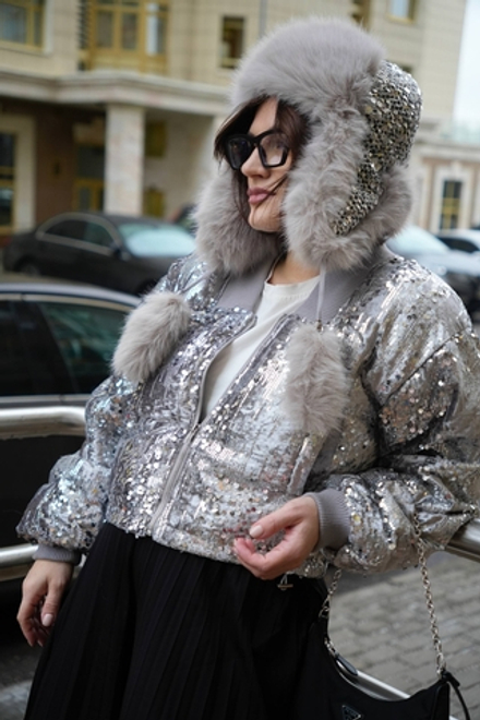 Бомбер утепленный с пайетками