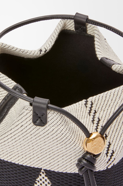 Loewe Маленькая сумка-ведро Treasure Bako из жаккардовой парусины и телячьей кожи, натуральный/черный