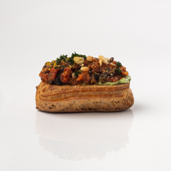 Мини-эклеры с сальсой верде и томатной сальсой 8 шт