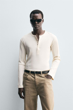 ZARA ФУТБОЛКА ИЗ РЕЛЬЕФНОЙ ТКАНИ С ВОРОТНИКОМ НА КНОПКАХ, ЖЕЛТОВАТО-БЕЛЫЙ