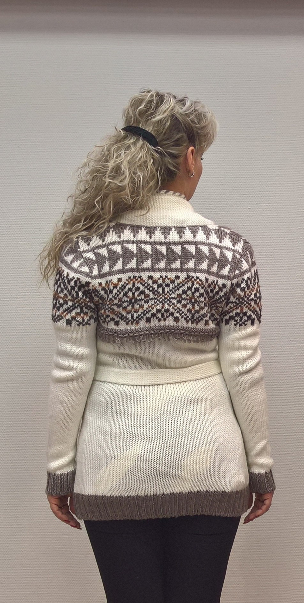 Жакет-кофта оригинальной расцветки, на пуговицах