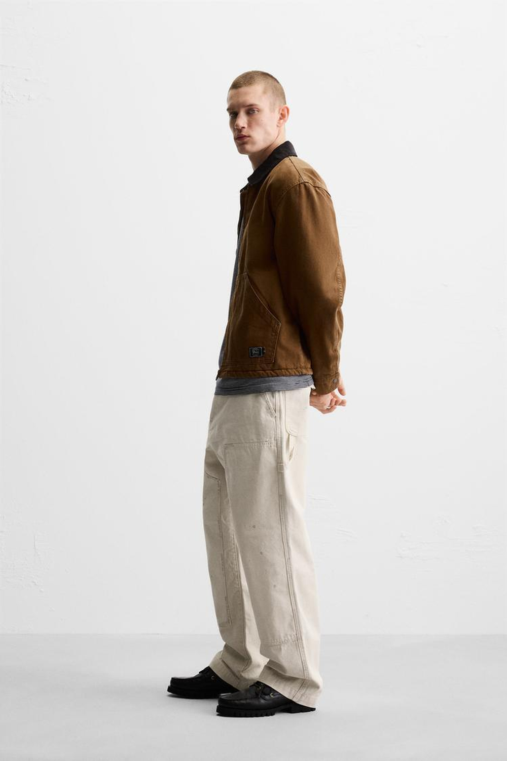 ZARA БРЮКИ КАРГО С КАРМАНОМ С ЭФФЕКТОМ БРЫЗГ КРАСКИ, ЖЕЛТОВАТО-БЕЛЫЙ