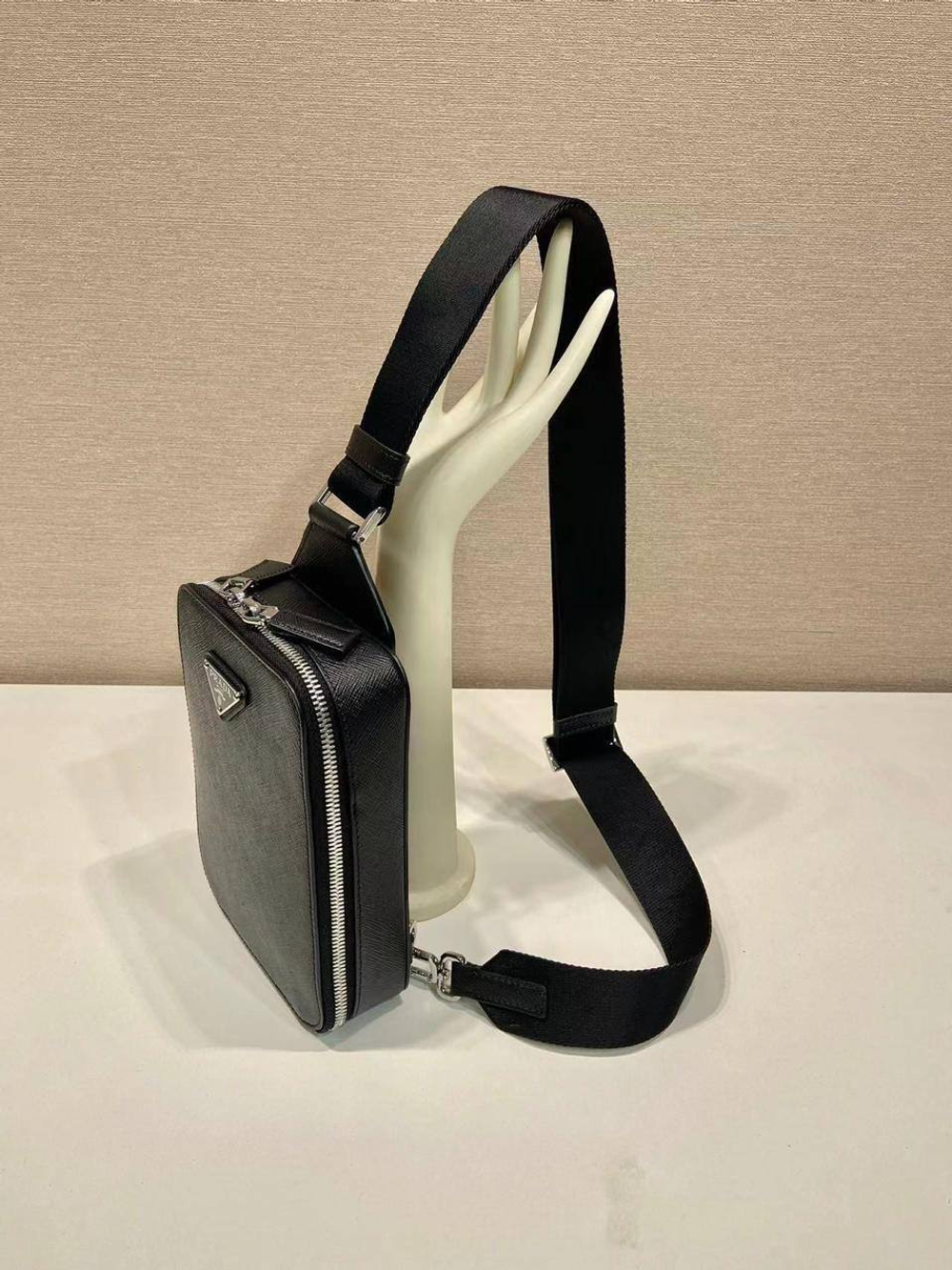 Сумка-слинг Prada