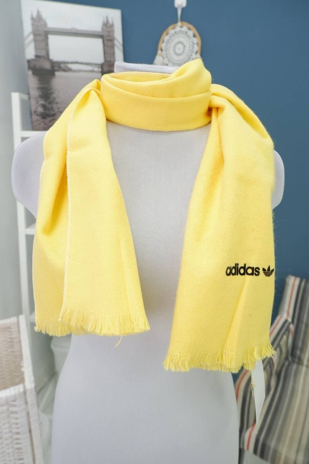 Шарф Adidas солнечного оттенка