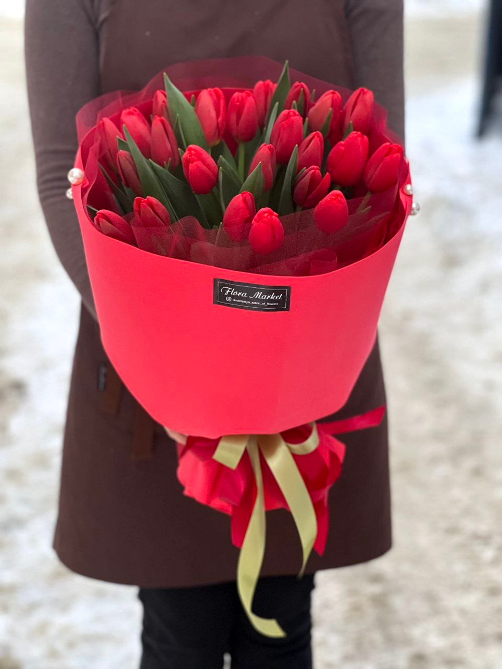 Красные тюльпаны в эффектном объемном дизайне от Флора Маркет