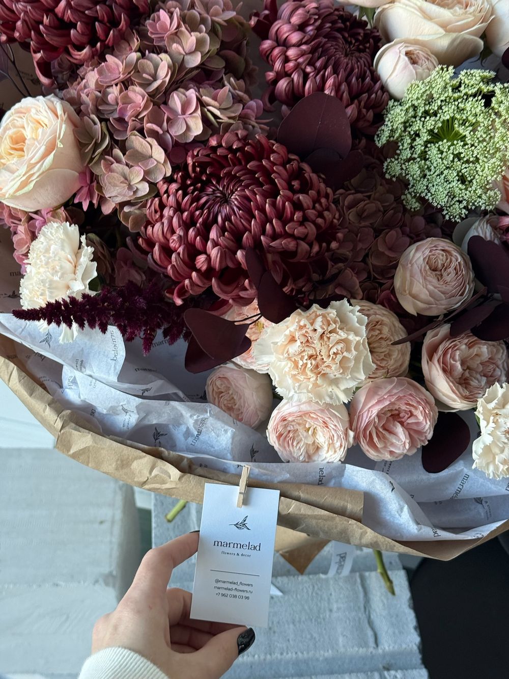 Букет из хризантемы бигуди, кустовых пионовидных роз, гортензии, амми и диантусов