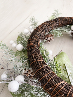 Венок еловый 45см ChristmasDeLuxe с белыми ягодами и шишками заснеженный в блестках