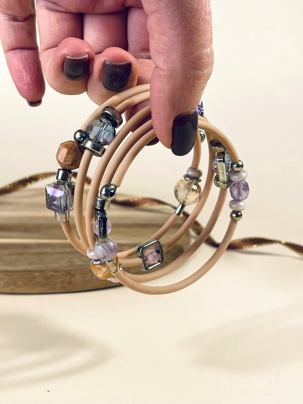 Браслет с бусинами гибкий бежевый