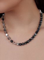 Колье асимметричное с кошачим глазом и кубиками Swarovski, оттенок серебро
